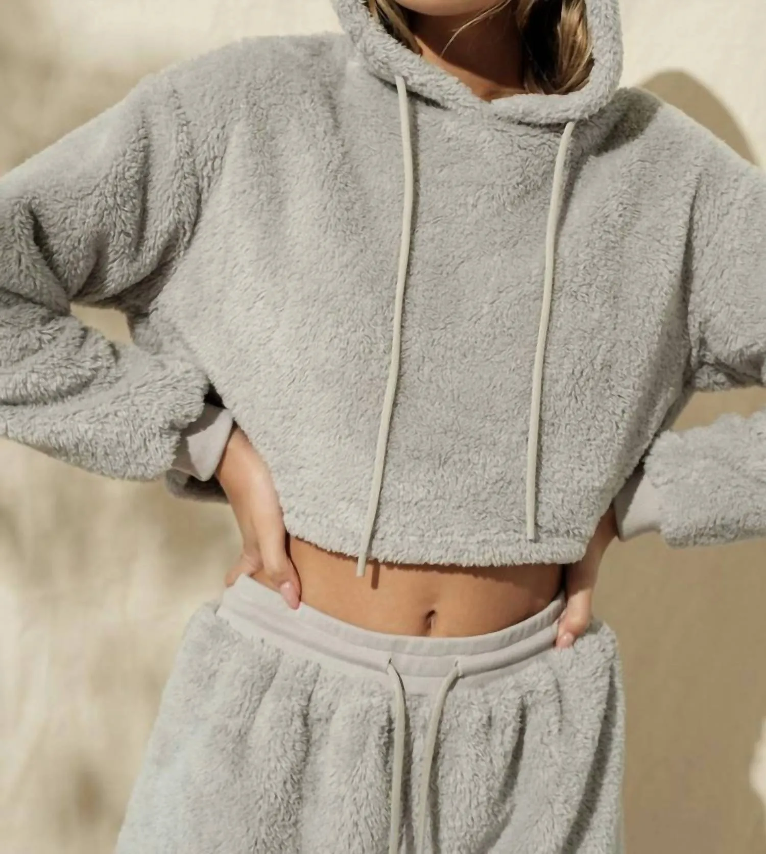 Fuzzy Cropped Hoodie Und Shorts Set In Grau
