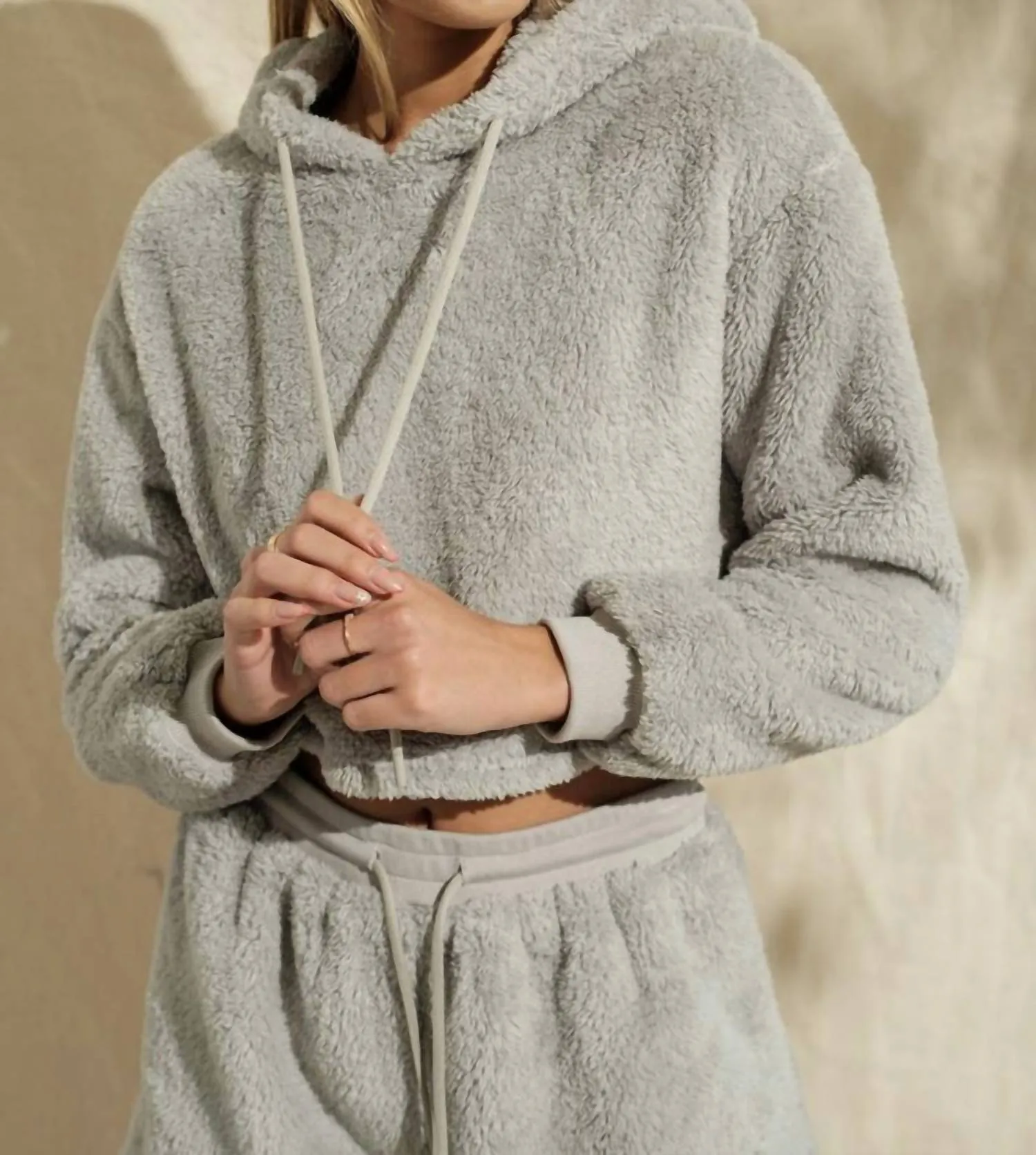 Fuzzy Cropped Hoodie Und Shorts Set In Grau