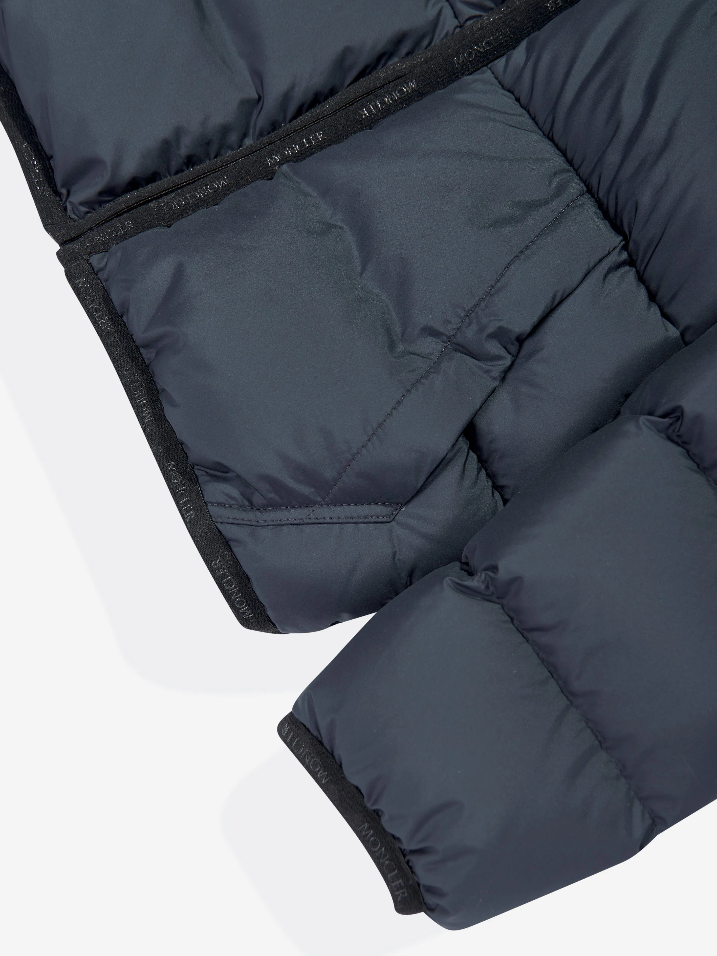 Moncler Enfant Jungen Daunengefütterte Mattan Jacke in Marineblau
