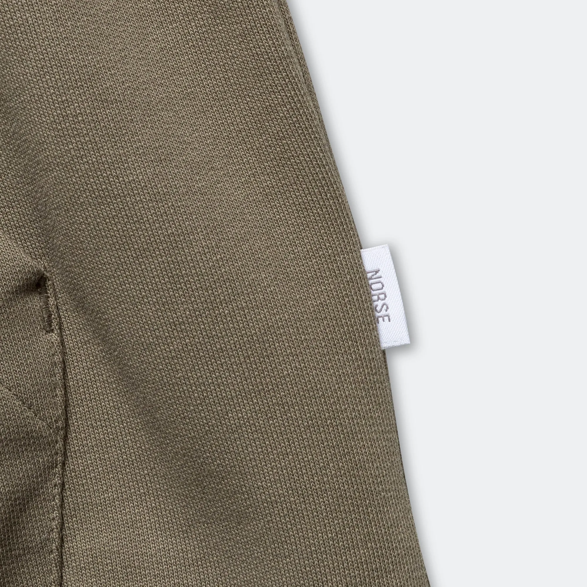 Norse Projects Standard Kapuzenpullover - Sedimentgrün