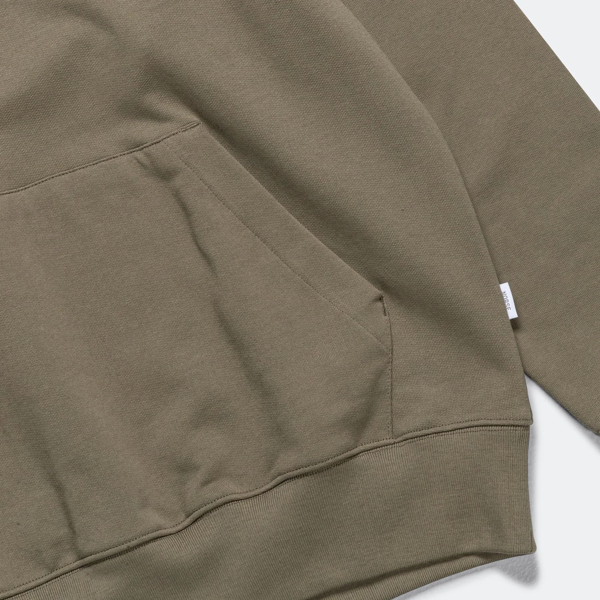 Norse Projects Standard Kapuzenpullover - Sedimentgrün