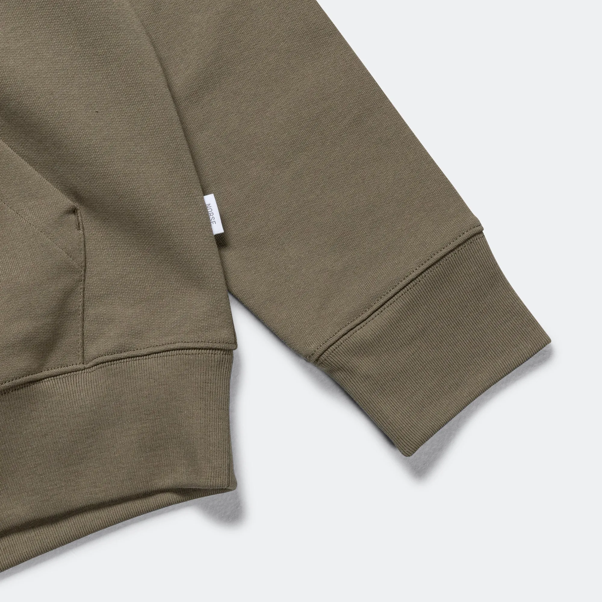 Norse Projects Standard Kapuzenpullover - Sedimentgrün